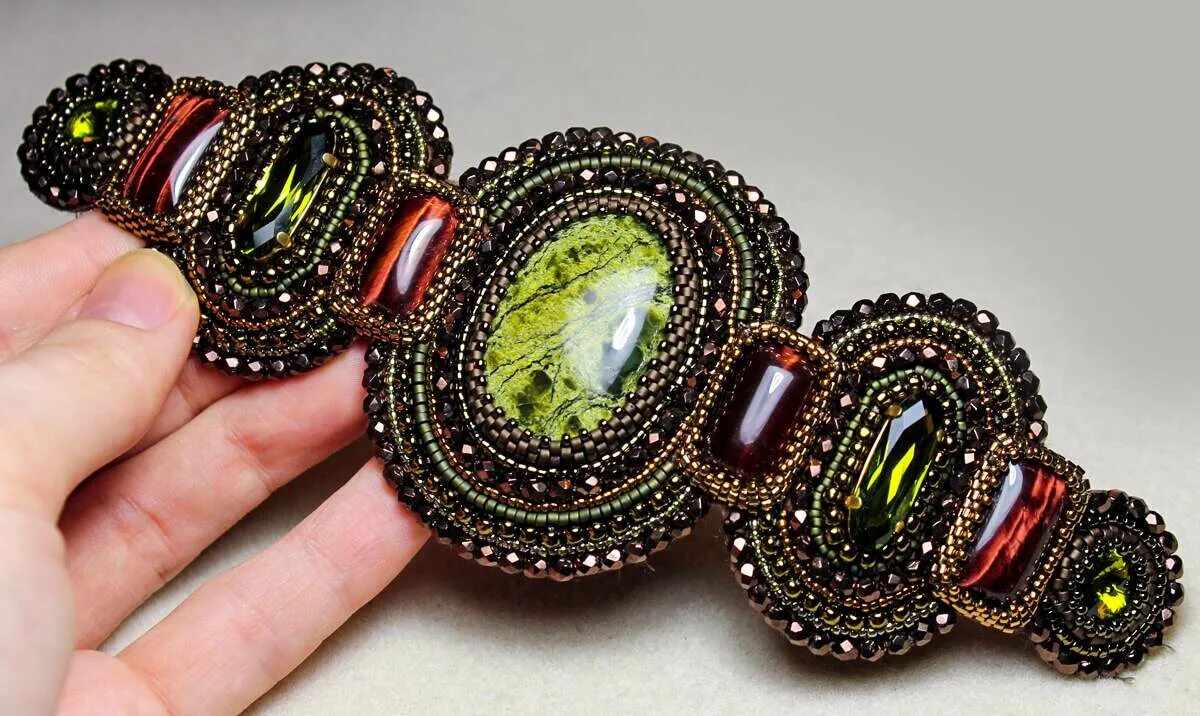 Броши с кабошонами и бисером. Обработка бисерами. Обшить кабошон. Обработать край бисером. Обшить бисером брошь.