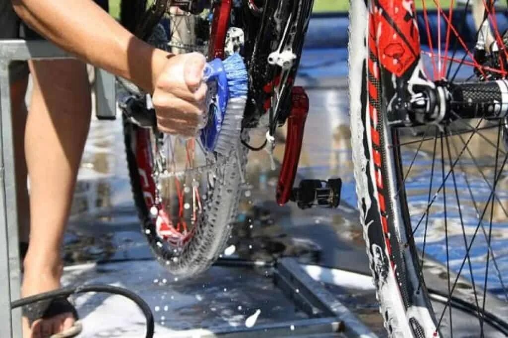 Можно ли мыть велосипед. Мытье велосипеда. Мойка велосипеда. Помыть велосипед. Грязный велосипед.