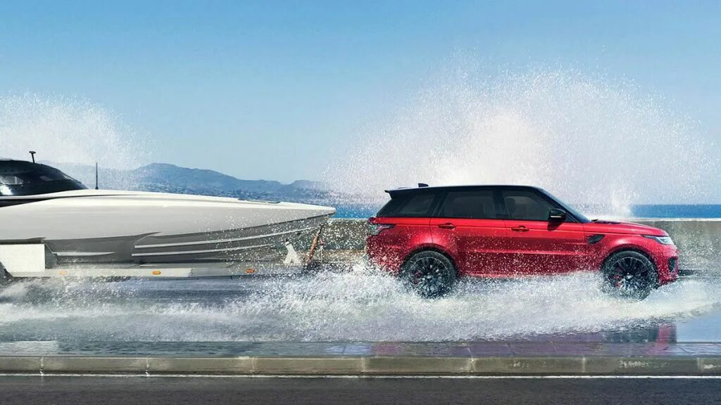 Range Rover с катером. 2022 Land Rover Boat. Буксировка Evoque. Рендж Ровер и катер лето.