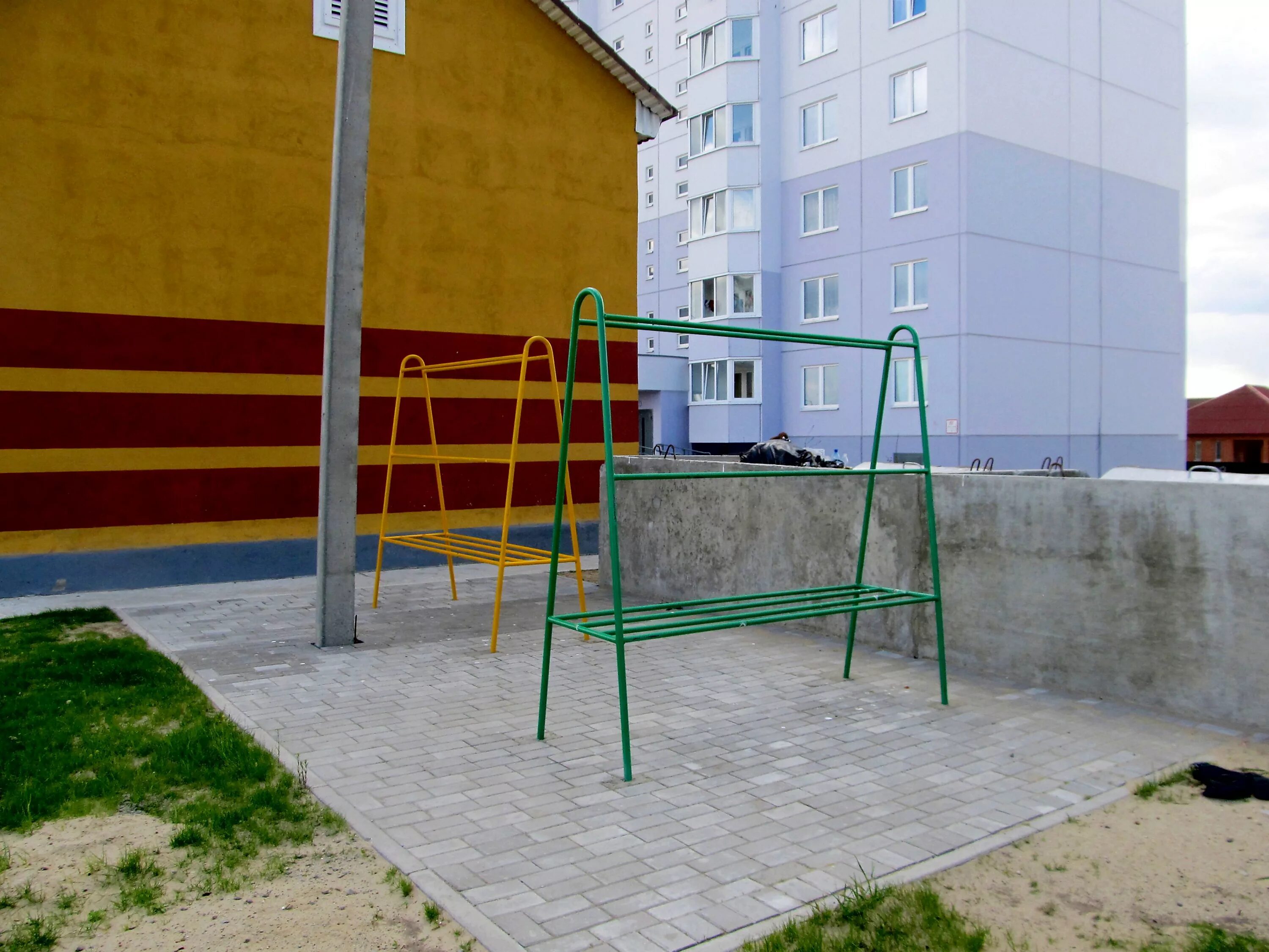 Турник для выбивания ковров. Сушилка для белья уличная. Стойки для сушки белья во дворе. Площадка для сушки белья. Площадка для сушки белья.