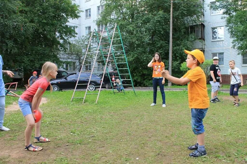 Во дворе гуляют 17 человек. Уличные игры для детей. дети во дворе. дети гуляют во дворе. ребенок играется во дворе.