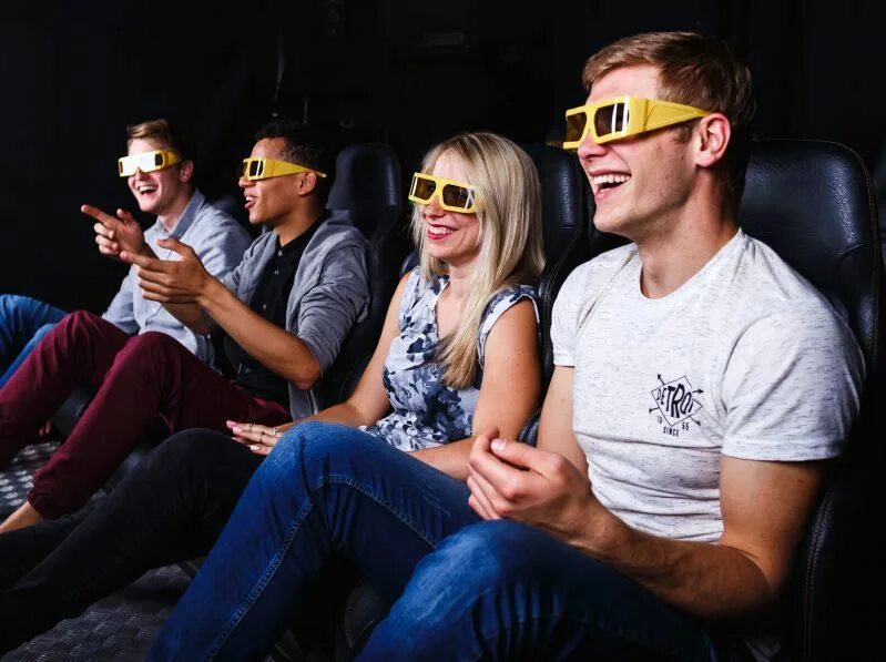 5д синема кресло. 7д синема. большой экран в кинотеатре. кинотеатр d. кинотеатр d.