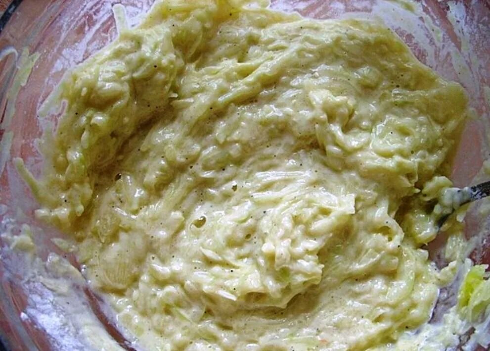 Выложить кабачковое тесто в форму. Чебурек из кабачка. Тесто из кабачков. Тесто из кабачков. Кабачковые оладьи из кукурузной муки.