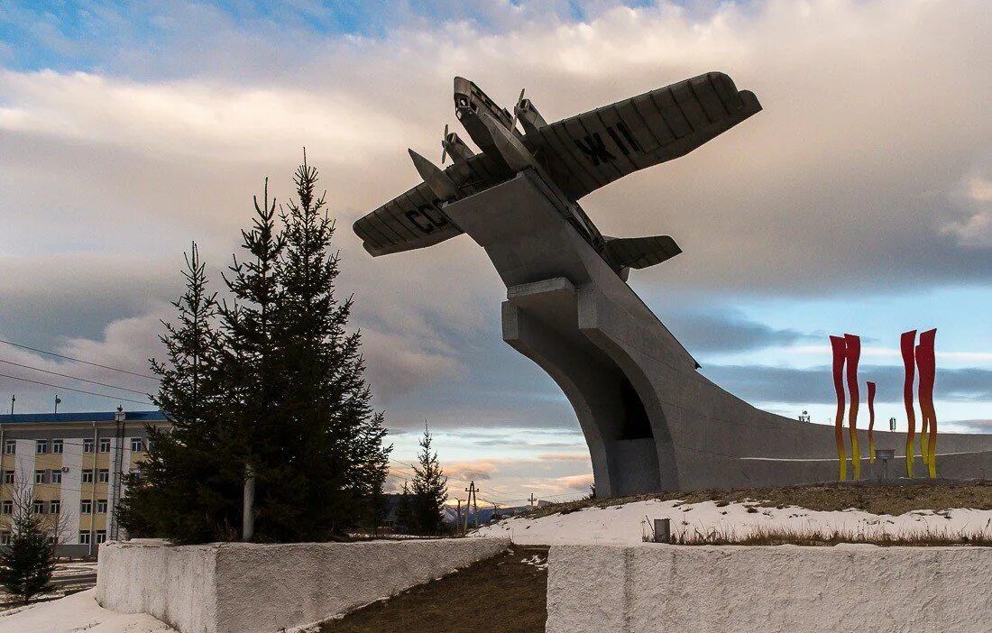 Самолет таксимо. Таксимо самолет памятник. Памятник первопроходцам БАМА. Таксимо Бурятия. Таксимо памятник ант.