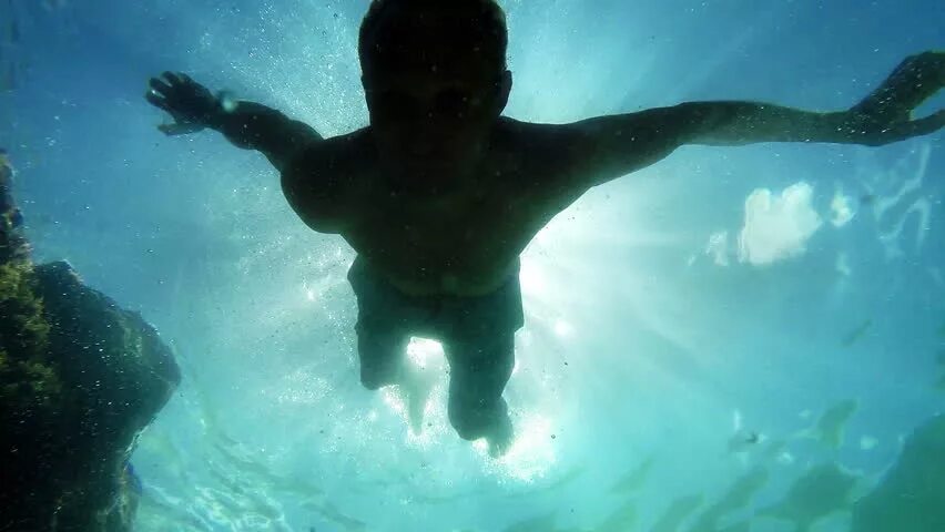 Мальчик прыгает в бассейн. Boys underwater. Underwater girl breath hold. Boys swimming under water. Pool boys fun.