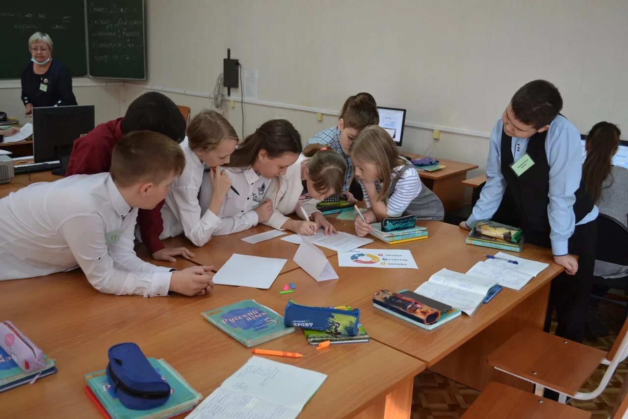 малая группа людей. групповая форма. комфортная школа. персонализация в школе. группа учеников.