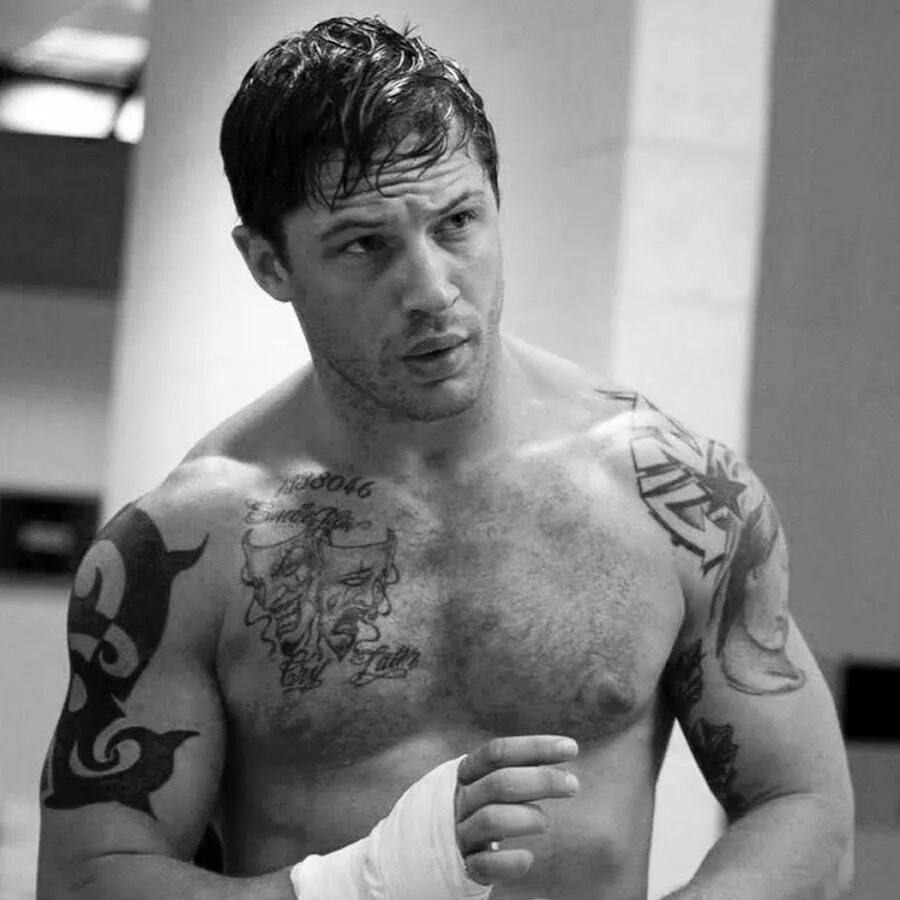 Харди телефон. Tom Hardy. Том Харди торс. Том Харди 2005.