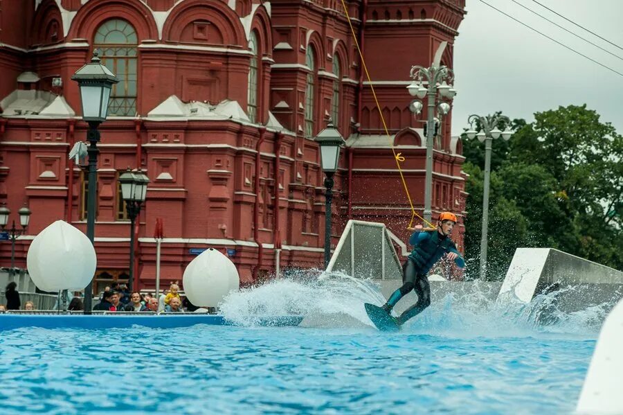 Можете сходить. Парк на Манежной площади. Бассейн на красной площади. Куда сходить в Москве. Куда можно сходить.