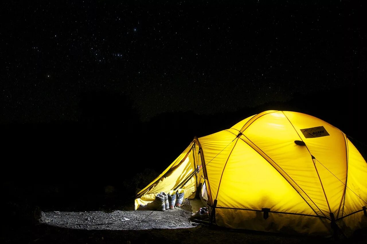 Camping light. Палатка Bivouac 2. Палатка на природе. Желтая палатка. Палатка ночью.