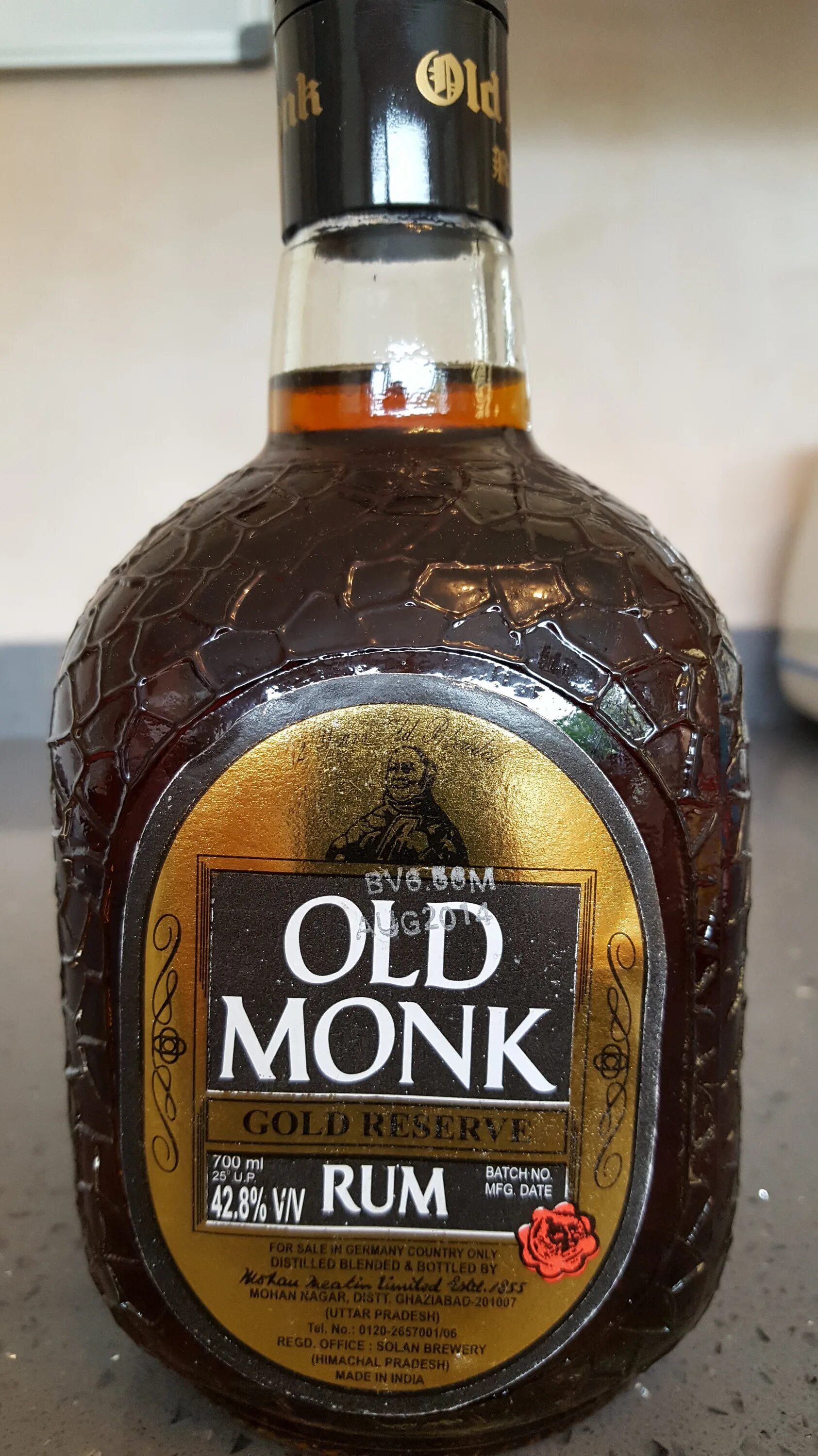 Индийский old monk. Олд Монк Голд. Ром черный Олд Монк. Ром Олд Монк монах. Олд Монк Гоа.