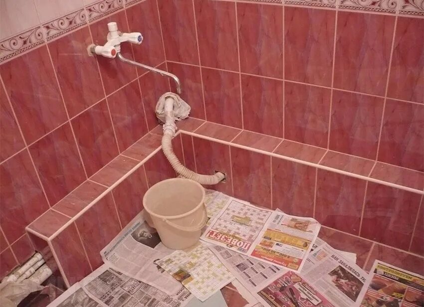 Замаскировать трубы в ванной. Трубы под плиткой. Трубы в ванной поверх плитки. Скрыть канализационные трубы в ванной.