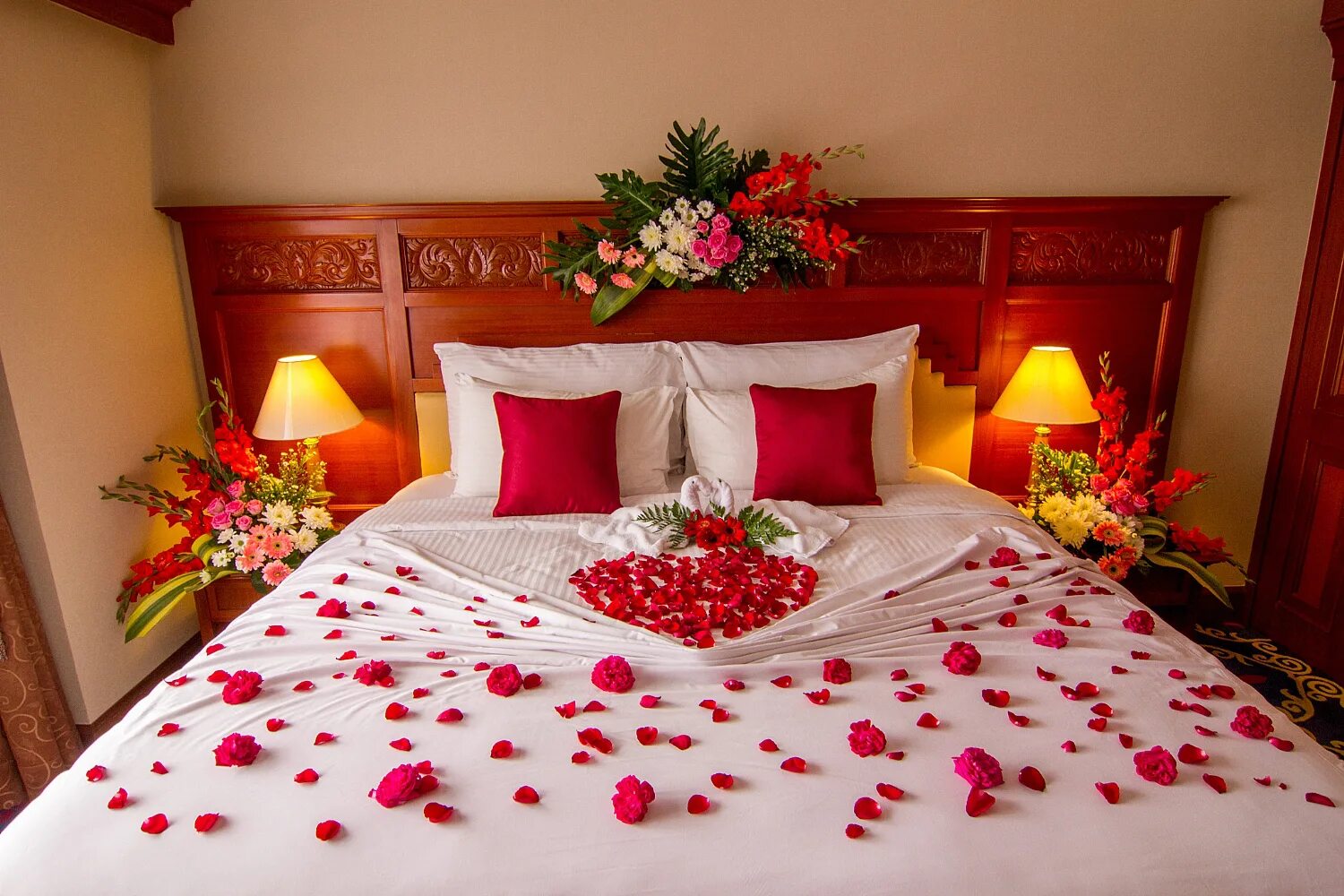Цвет романтики. Романтическая спальня. Романтическое украшение спальни. Спальня для новобрачных. Романтическая кровать.