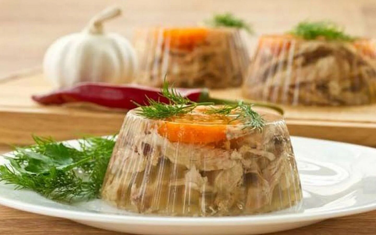 холодец. заливное из языка. заливное в тарелке. холодец закусочный зеленецкий. заливное ассорти.