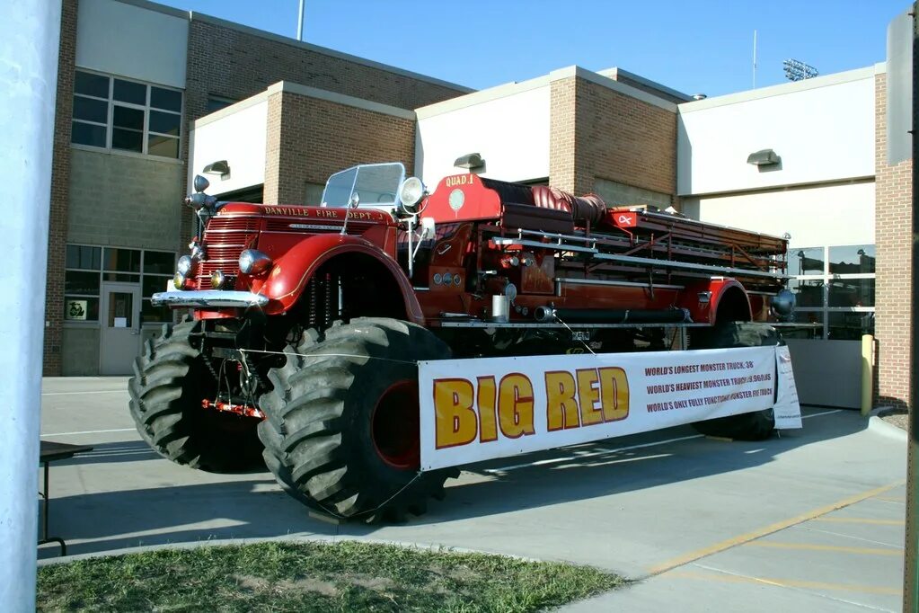 Самые большие машины в мире. Самый большой монстр трак в мире. Бигфут машина. Пожарная машина с большими колесами.