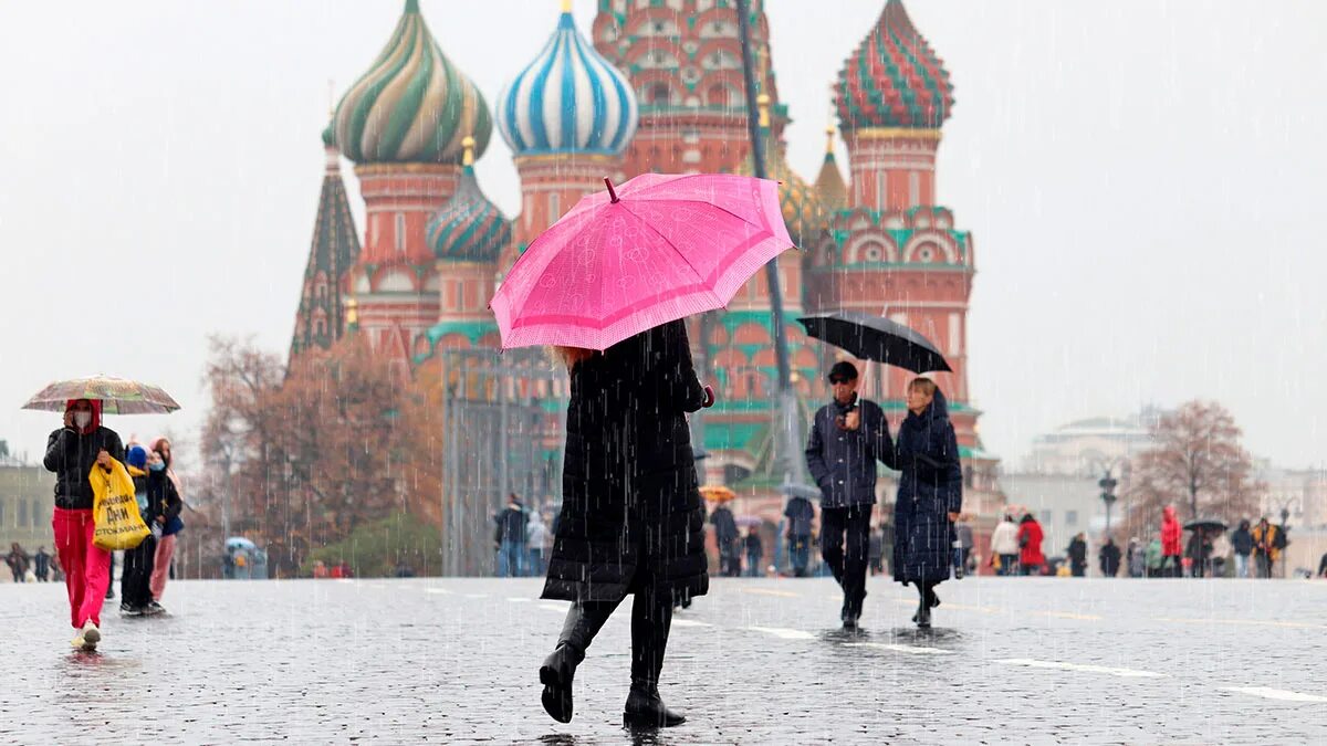 Погода в москве конец апреля начало мая. Дождливый день в Москве. Дождь в Москве. Сильнейший дождь в Москве. Москва в ливень красная площадь.