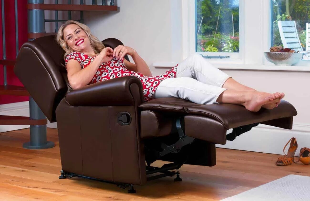 Подставка для ног выдвижная. Кресло-реклайнер Recliner Chair. Кресло-реклайнер Майами. Лаунж кресло реклайнер. Кресло полулежа.