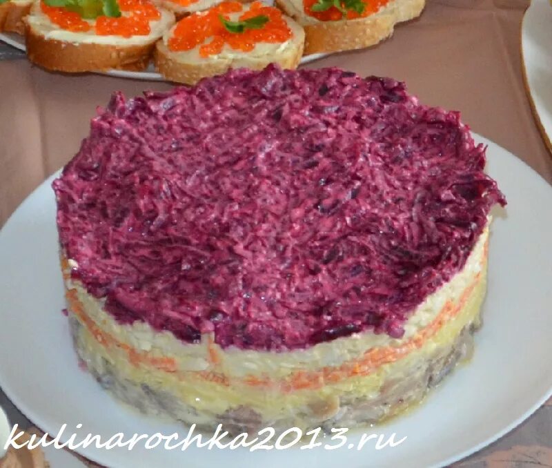 Консервы под шубой. Скумбрия под шубой салат. селедка под шубой со скумбрией. скумбрия копченая под шубой. шуба со скумбрией.