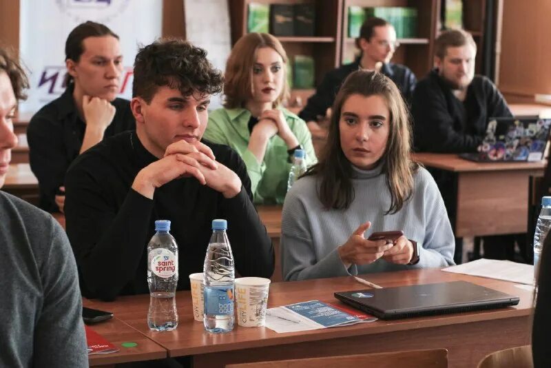 на конференцию приехали 2 ученых