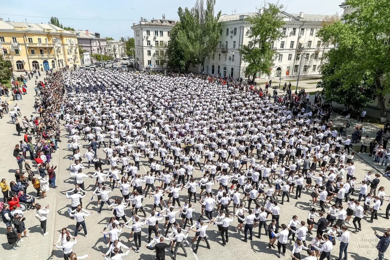 События в таганроге сегодня. Вальс Победы Таганрог. Вальс Победы Тоцкое 2016. Таганрог Главная площадь.