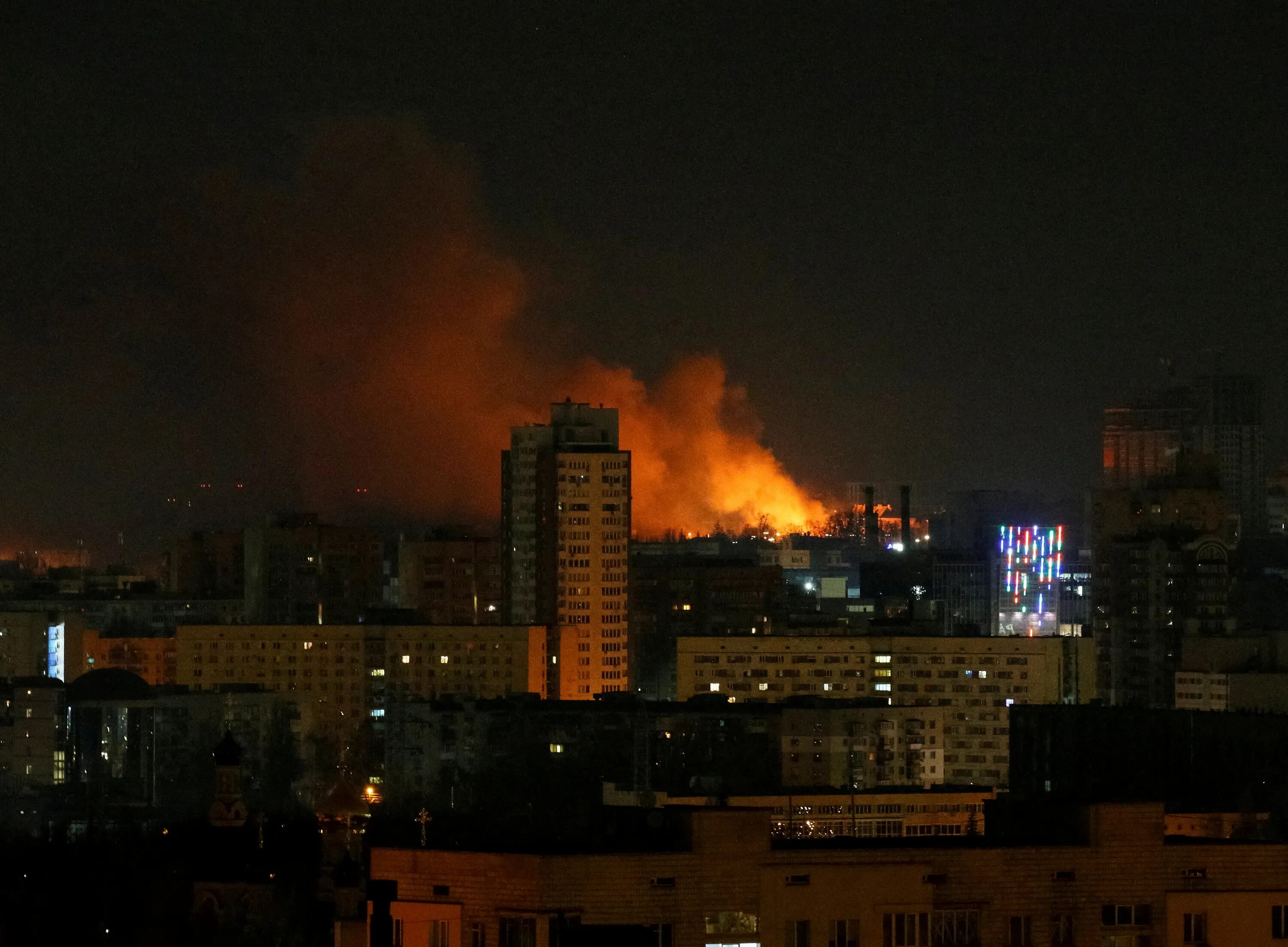 Взрывы в киеве сегодня последние. Взрывы в Киеве. Взорванное здание в Киеве. Ночной взрыв. Киев в огне 2022.