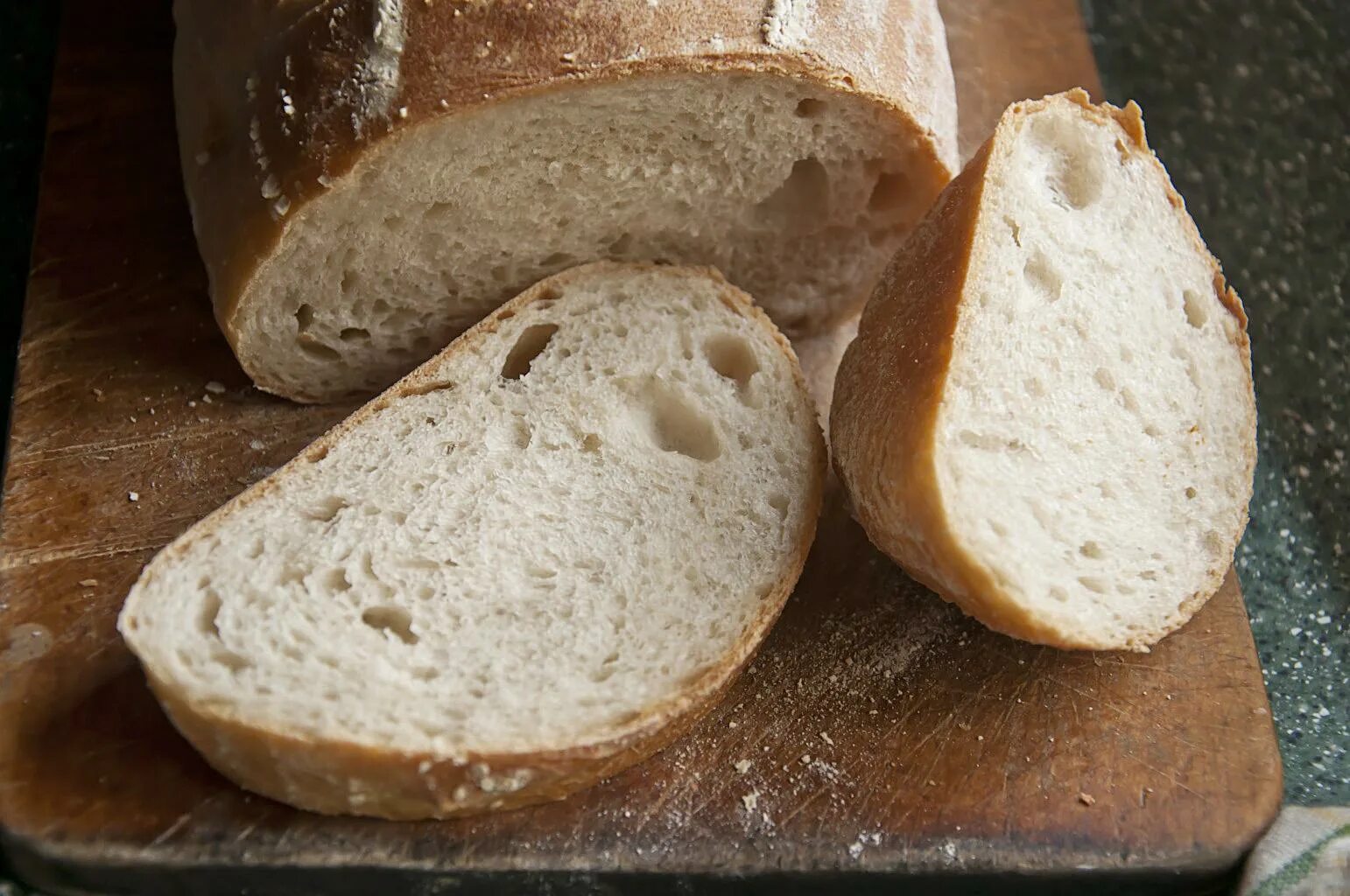 белый хлеб на опаре. домашний хлеб без опары. домашний хлеб на опаре в духовке. домашний хлеб без опары. хлеб классический.