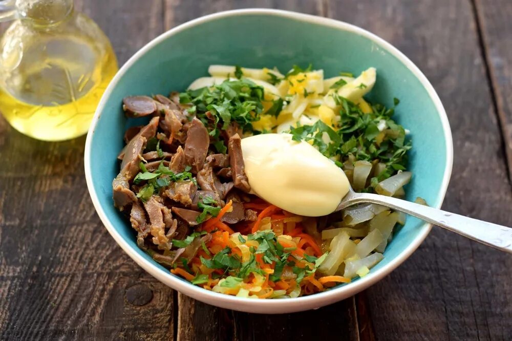 Салат из куриных желудочков. Салат с желудочками. Салат из куриных желудочков. Салат с куриными желудками. Салат с куриными сердечками и корейской морковью.