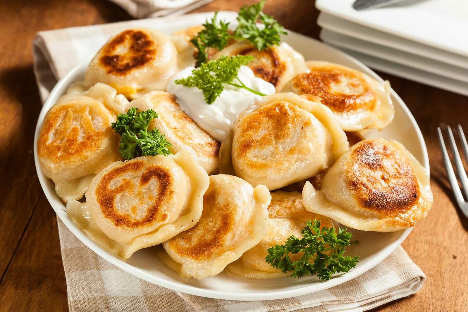 Польские вареники (pierogi). Жареные пельмени. Жареные пельмешки. Жареные пельмени на сковороде. Пожарить пельмени на сковороде со сметаной