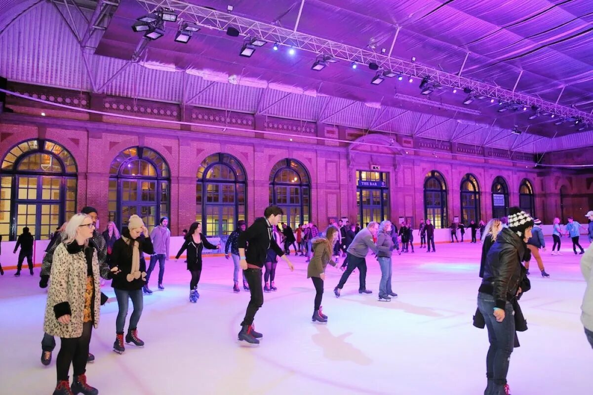 Alexandra Palace Ice Rink. Hampton Court Palace Ice Rink. Каток в Лондоне 2022. На катке было 10 человек