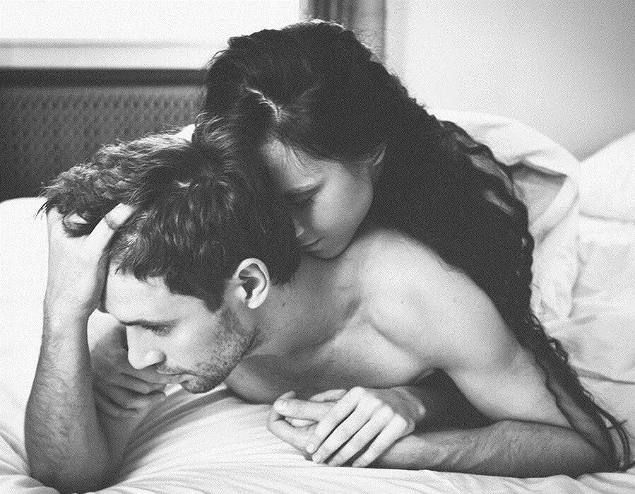 Женщин хочет любовник. Обнимаются в постели. Страстные объятия. Обнимашки в постели. Поцелуи в кровати.
