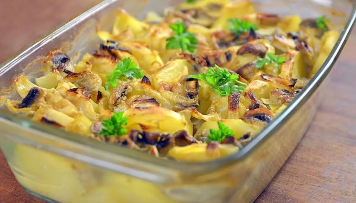 Картошка с мясом в стеклянной форме. Картофель запеченный с грибами. картошка с грибами в духовке. картофель запеченный с шампиньонами. запеченная картошка с грибами.