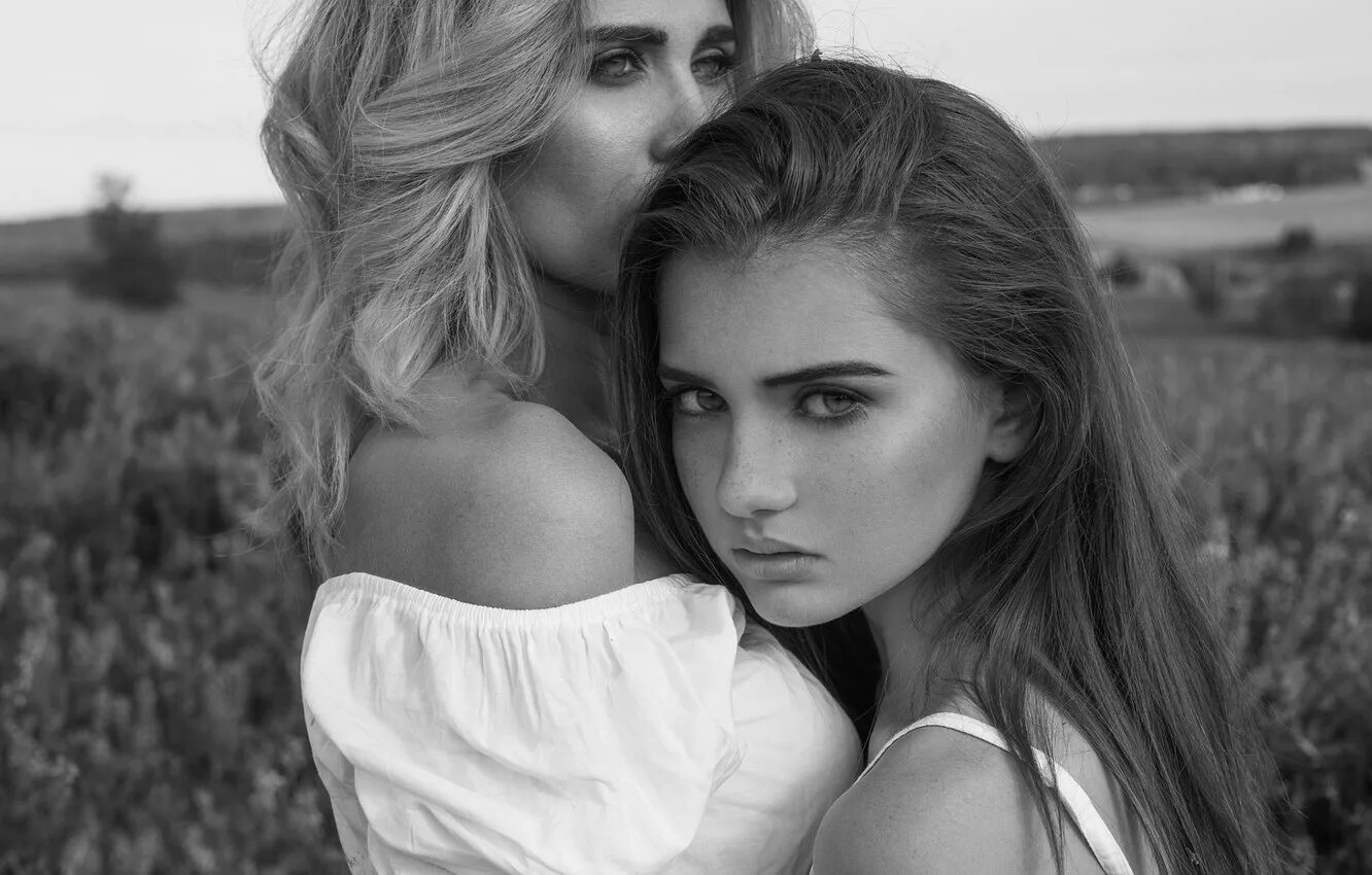 Т двух подруг. Missfiksa ксения почерней. фотосессия двух девушек. подруги. портрет двух девушек.