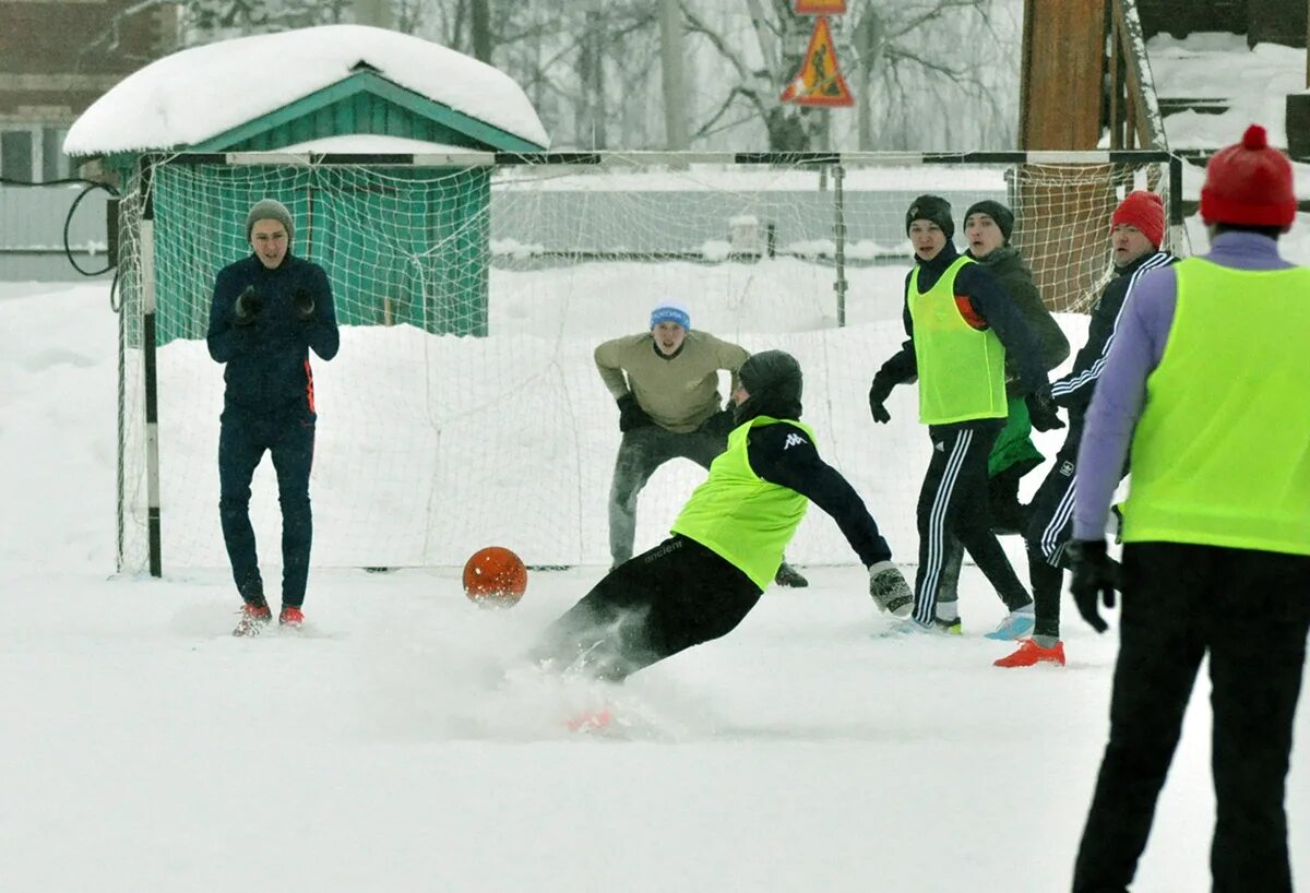 Игра зимний футбол. Зимний футбол. Футбол зимой на улице. Кудымкарский бассейн. Футбол зимой на улице профессионал.