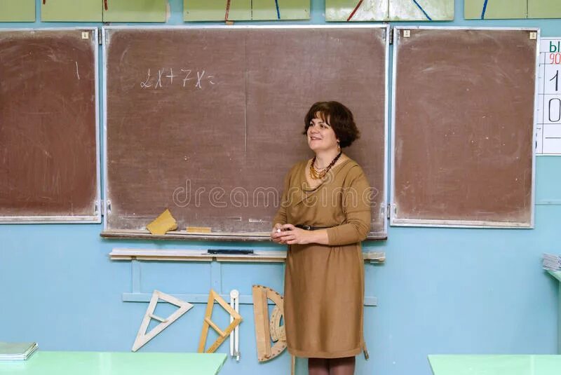 Стоит на учительницу. Стоящая учительница. учительница стоящая у доски. учительница стоит. училка стоит.