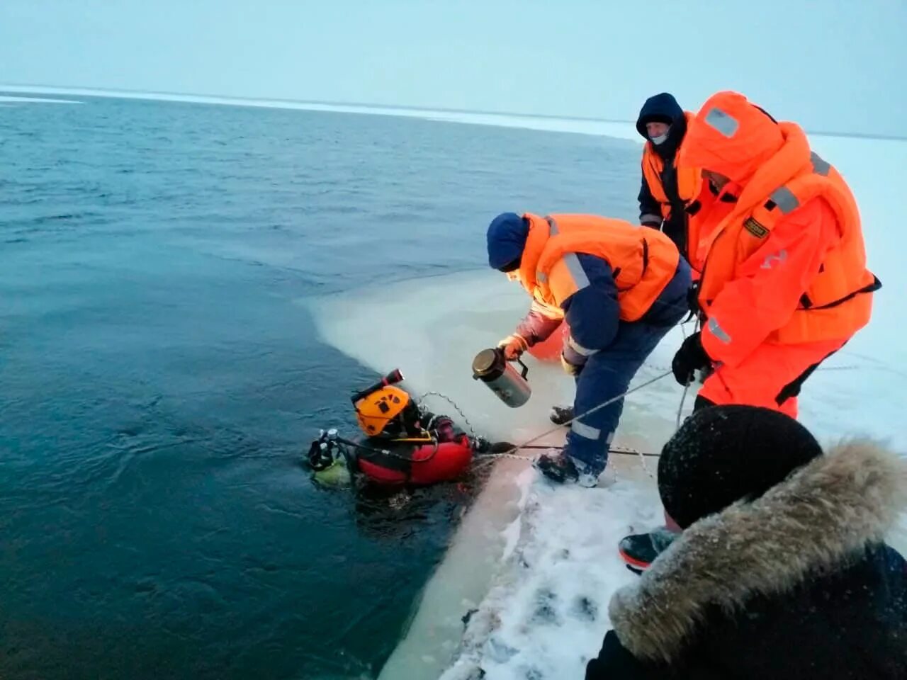 Спасатели из глубин. Спасатель мчс. мчс спасает. спасатели на воде. спасатели фото.