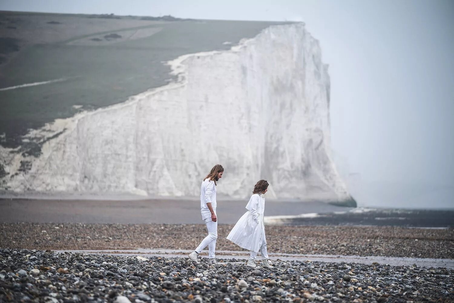 Кирстен данст параллельные миры. Люди тянутся друк к другу. Мир. Песня параллельные миры. Параллельный мир фэнтези.