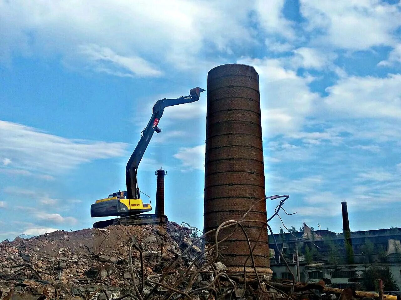 Демонтаж кирпичных труб котельных demontag stroy. Демонтаж дымовой трубы 28м. демонтаж кирпичной дымовой трубы котельной. кирпичная дымовая труба 60м. демонтаж кирпичной трубы котельной.