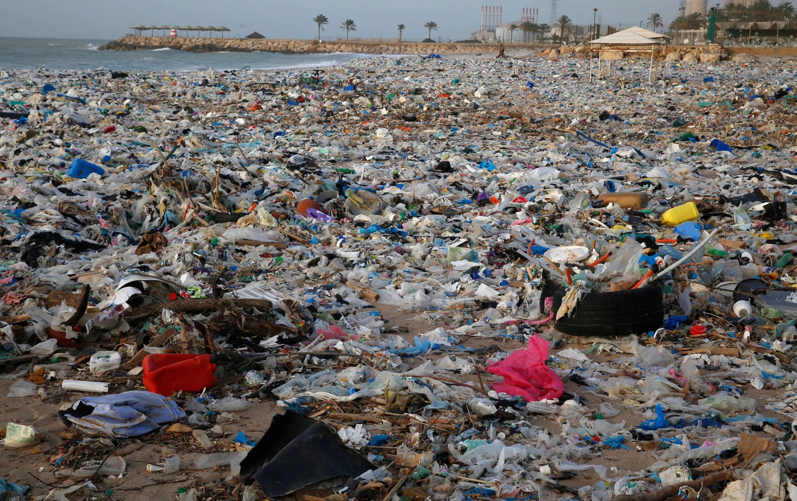 A lot of pollution. Загрязнение мусором. Пластиковое загрязнение. Загрязнение пластиком. Пластик в окружающей среде.