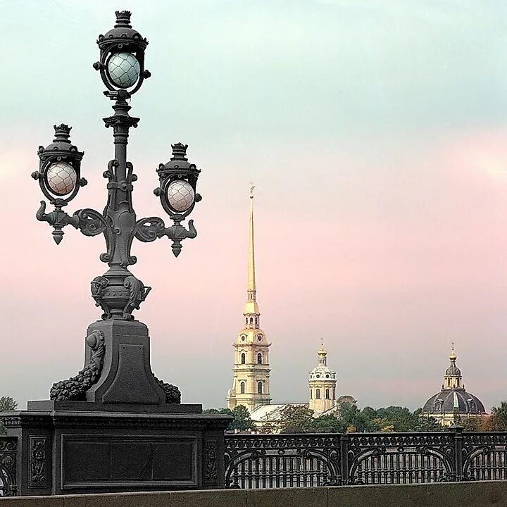 Дворцовая площадь в санкт-петербурге. Элементы города петербурга. Элементы города петербурга. Храм спаса на крови. Храм на университетской набережной в санкт-петербурге.