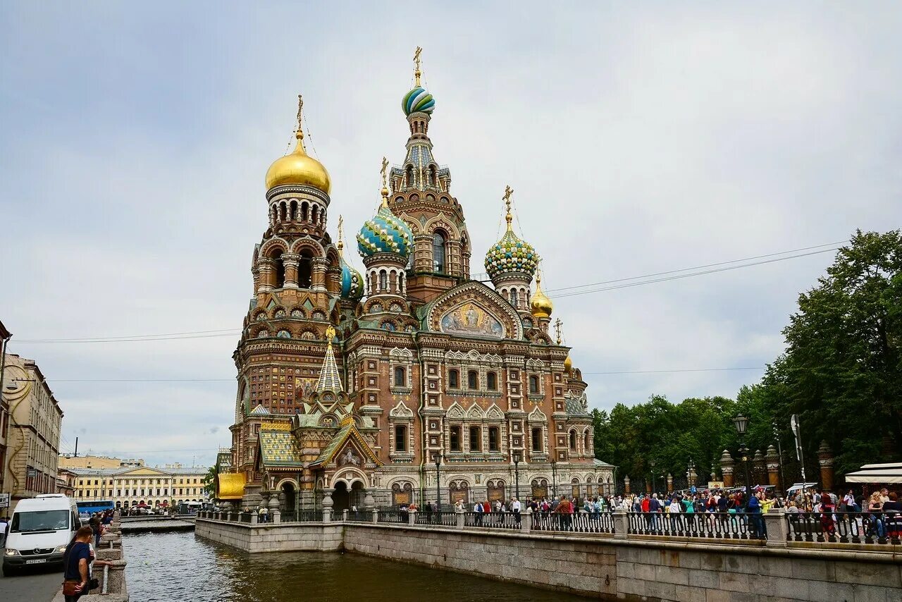 Как называют петербург. Храм спаса на крови и собор василия блаженного. спас на крови санкт-петербург и храм василия блаженного москва. спас на крови и собор василия блаженного сравнение. собор в центре питера.