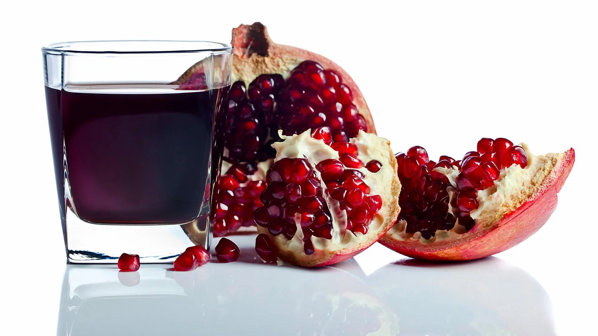 Гранат гранатовый. Гранатовый сок. гранат pomegranate. свежевыжатый гранатовый сок. гранат на белом фоне.