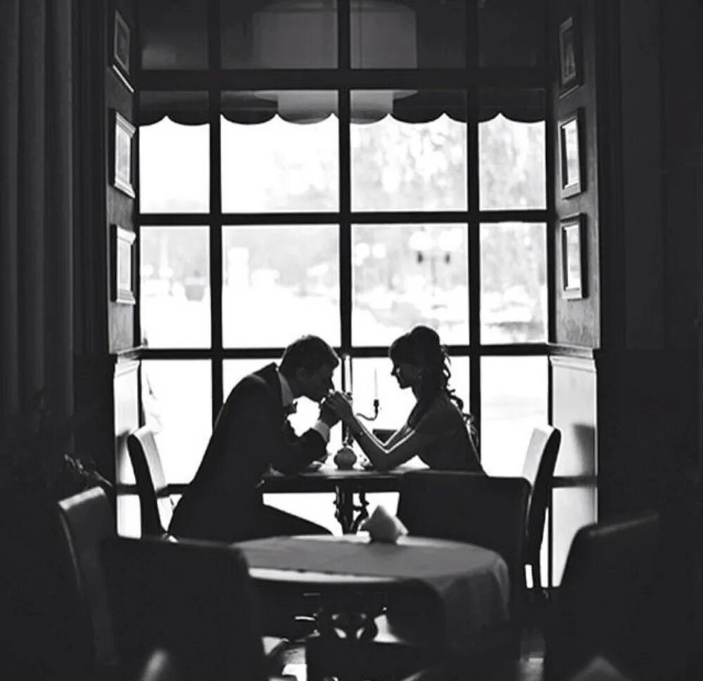 Пара в кафе. Пара в кафе за столиком. Двое за столиком в кафе. Парень и девушка в кафе.