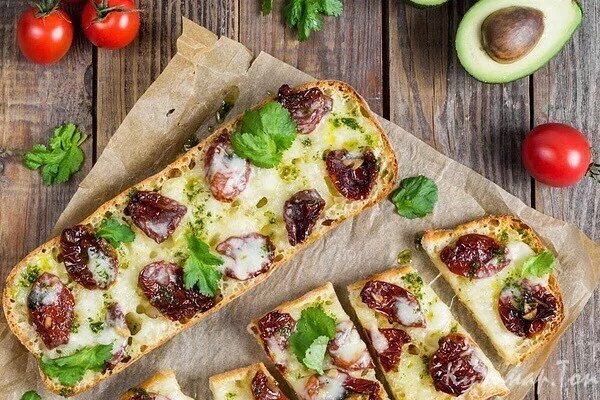 брускетта с песто и моцареллой. брускетта с моцареллой. брускетта моцарелла с помидорами.