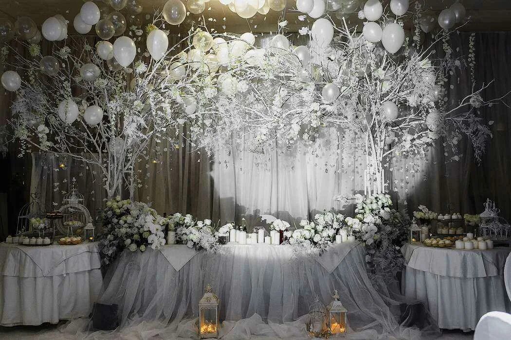 Украшение зала в белом цвете. Украшения на свадьбу. Украшение свадебных залов. Необычный декор свадьбы. Необычное украшение свадебного зала.