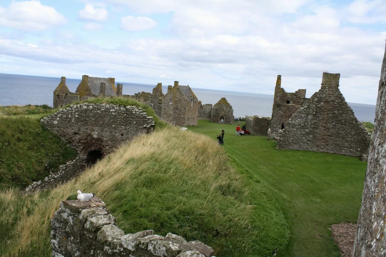 Неприступная крепость это. Замок Данноттар Шотландия. Замок Данноттар, Шотландия, Великобритания. Замок Балморал в Шотландии пирамиды. Бургхед крепость пиктов.