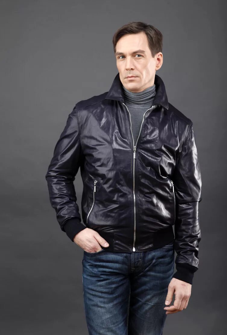 Мужской кожаный пуховик ruffo модель 1a8p11. Кожаная куртка мужская зимняя черная. Shengyi classic fashion gw 8840 куртки мужские. Мужские кожаные зимние куртки 2023. Мужчина в кожаной куртке.
