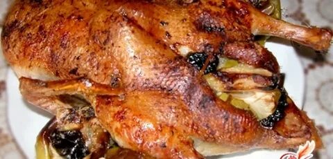 Утка с яблоками и черносливом