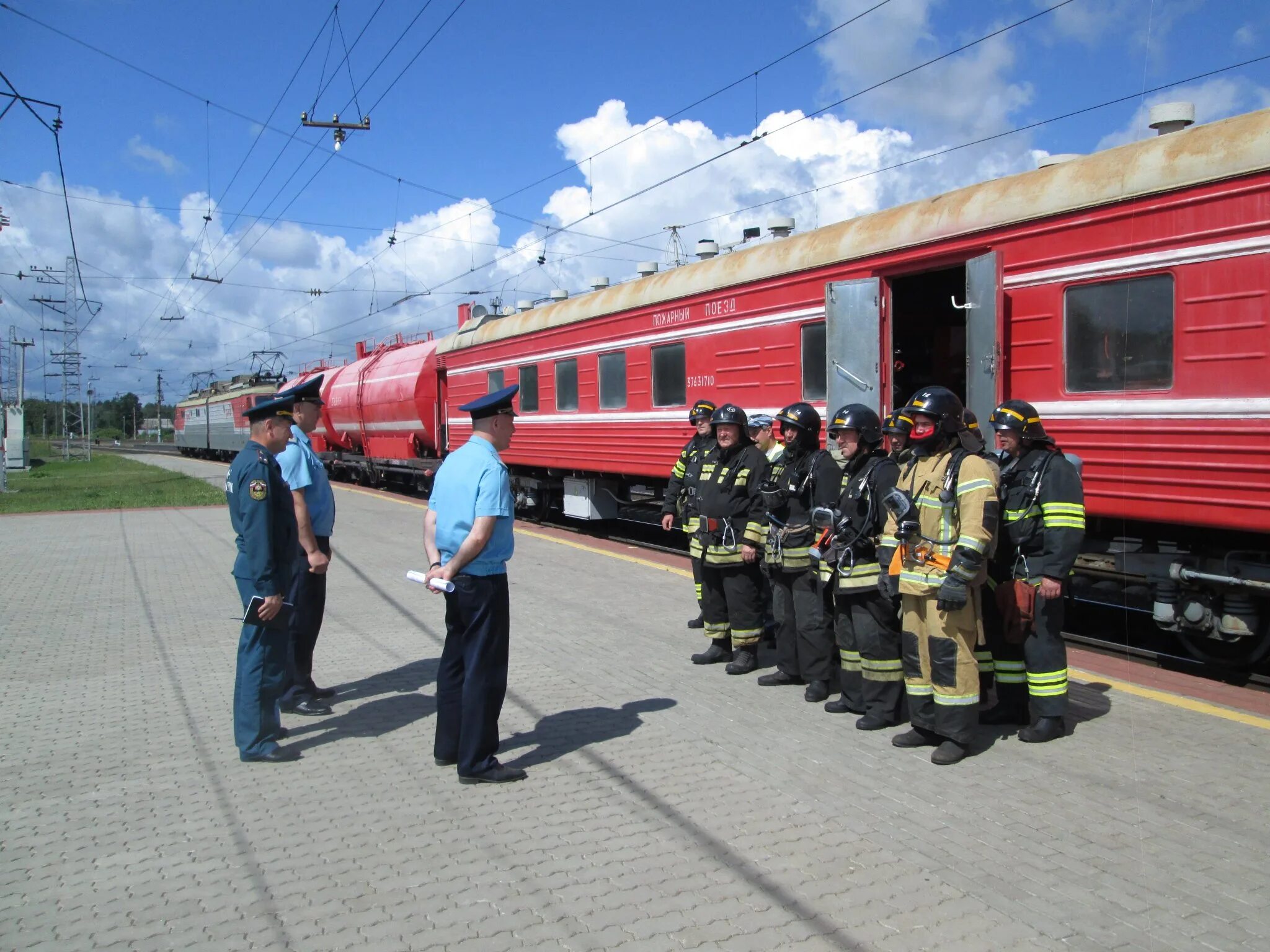 Пч 14. Пожарные поезда ФГП во ЖДТ России. Пожарный поезд РЖД. ФГП во ЖДТ Ульяновск пожарный поезд. Пожарный на пожарном поезде.