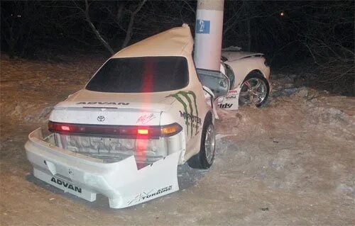 Тойота марк 2 дтп столб. Марки 2 и столб. Тойота марк 2 намоталась на столб. Марк 2 90 столб. Марки 2 и столб.