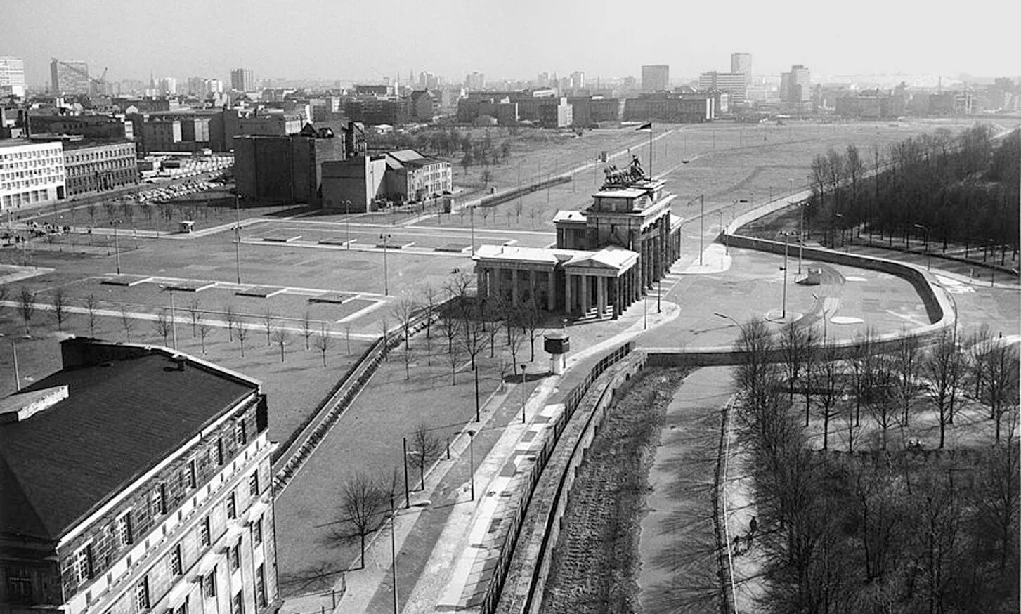 Фрг и гдр берлинская стена. Берлинская стена ФРГ. Берлин 1961-1989. Стена в Берлине 1961. Восточный Берлин стена.