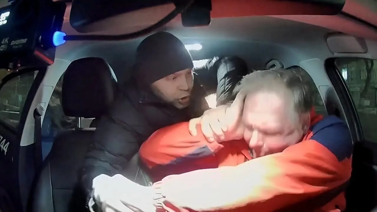 Интересная деталь с таксистом из "Брата-2", которую мало кто заметил Горожанин Д